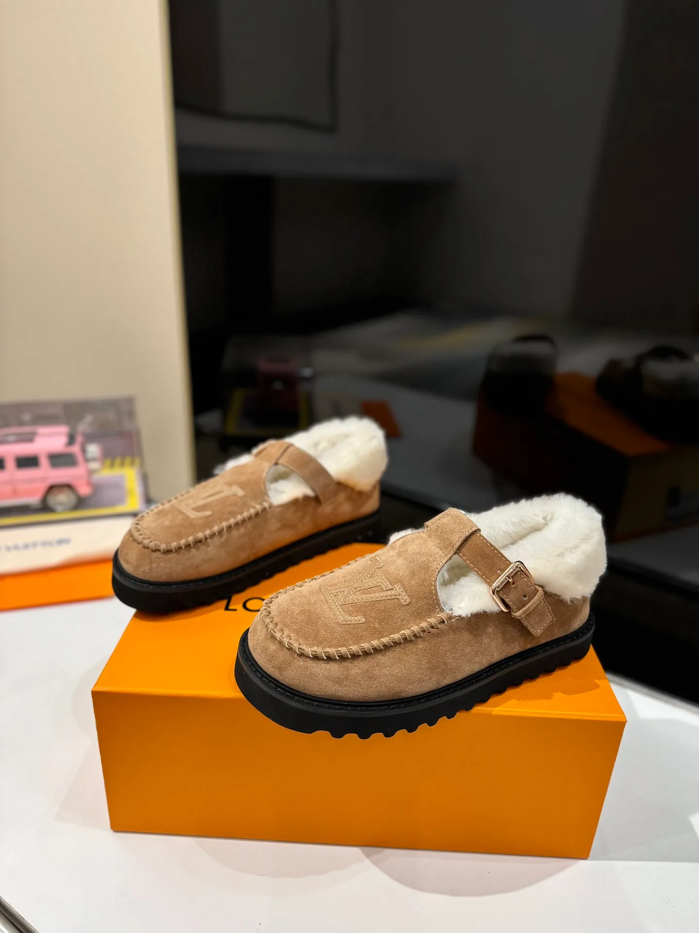 👟👟Ex-factory price 560👟👟 Louis Vuitton lv louis vuott…on fw24 new arrival～The latest furry slippers for autumn and winter🏂🏂 This pair of furry slippers is also very good-looking! The leather ones are very high-end! ! !Paired with denim shorts in autumn and winter, it’s perfect! Put it on and you will instantly have your ideal height! 😍 A favorite style, with fashion elements, the appearance of the upper is full of nobility. Wearing it can always show off the fashionable charm of women. It is fashionable but not too showy. The high-end beef tendon on the upper and the Lvjia letter buckle are so beautiful. ✅Upper: imported high-end frosted/cow leather ✅Outsole: original outsole ✅Inner lining: imported real wool ✅Size: 35-42 (41.42 customized, non-returnable) ✅Packaging: full set of original drawer box